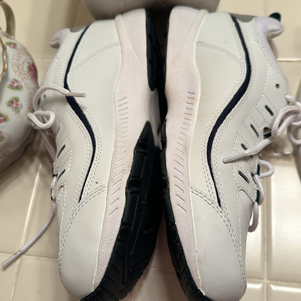 Easy Spirit White Leather Romy Walk & Run Athletic shoes -Size 9 EUC - Picture 4 of 13